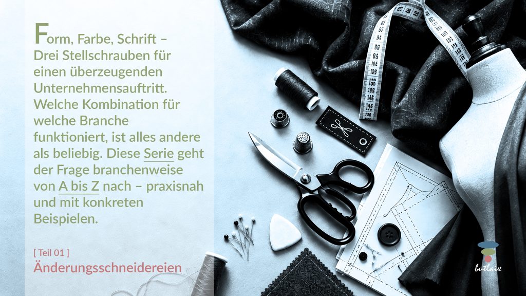 Titelbild Blogserie „Form, Farbe, Schrift – Unternehmensauftritt": Teil 01 Änderungsschneidereien, mit Schneiderwerkzeug-Flatlay: Schere, Maßband, Fingerhüte, Schnittmuster, Schneiderpuppe.
