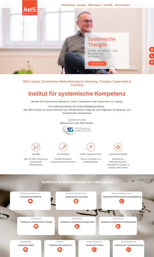 Screenshot der ABIS-Institut-Website Leipzig mit Hero-Bild eines lächelnden Coachs, orangefarbenem Logo, Kennzahlen-Icons und Übersichtskarten zu systemischen Weiterbildungsangeboten wie Beratung, Coaching und Therapie.