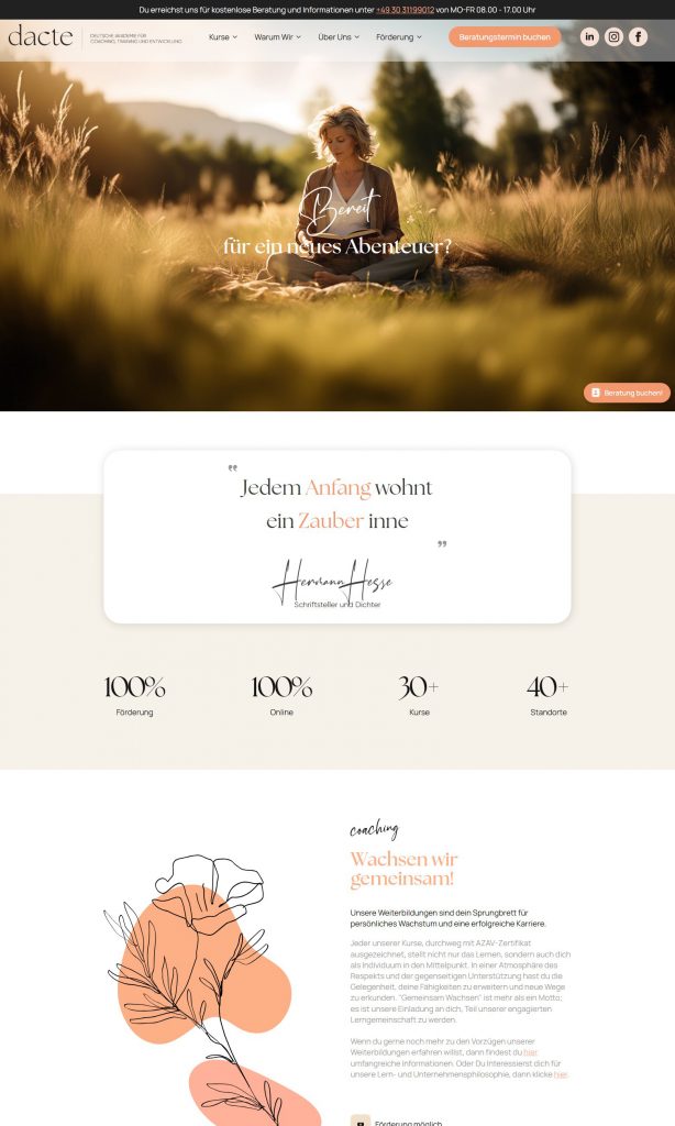 Screenshot der dacte-Website: warmes Hero-Bild einer lesenden Frau im Feld mit Slogan „Bereit für ein neues Abenteuer?", Hesse-Zitat, Kennzahlen zu Förderung und Kursen sowie Coaching-Bereich „Wachsen wir gemeinsam!".