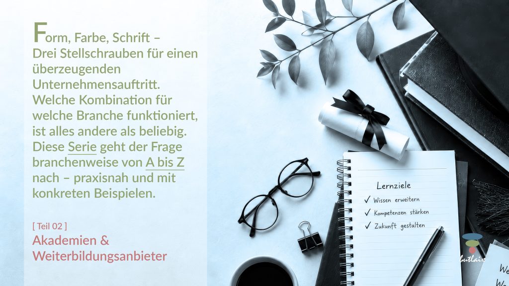 Titelbild Blogserie „Form, Farbe, Schrift – Unternehmensauftritt": Teil 02 Akademien & Weiterbildungsanbieter, mit Flatlay aus Notizbuch mit Lernzielen, Brille, Diplomrolle, Büchern und Kaffeetasse.