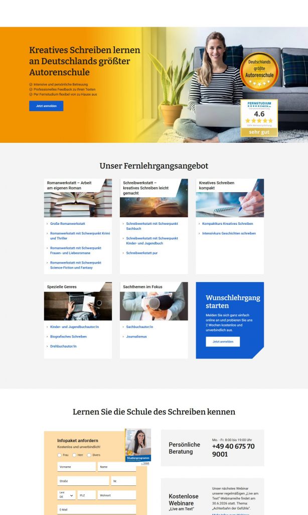 Screenshot der Website der Schule des Schreibens mit gelbem Hero-Bereich „Kreatives Schreiben lernen an Deutschlands größter Autorenschule", Frau mit Laptop auf Sofa, Gütesiegeln, Kursangebot-Kacheln und Infopaket-Anmeldeformular.